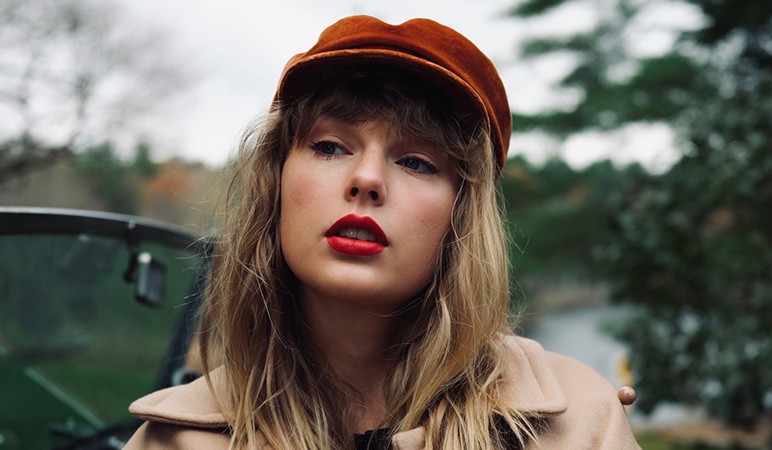Em Red (Taylor's Version), Taylor Swift retorna ao passado, relembra um coração partido e retrabalha um dos melhores álbuns de sua carreira.