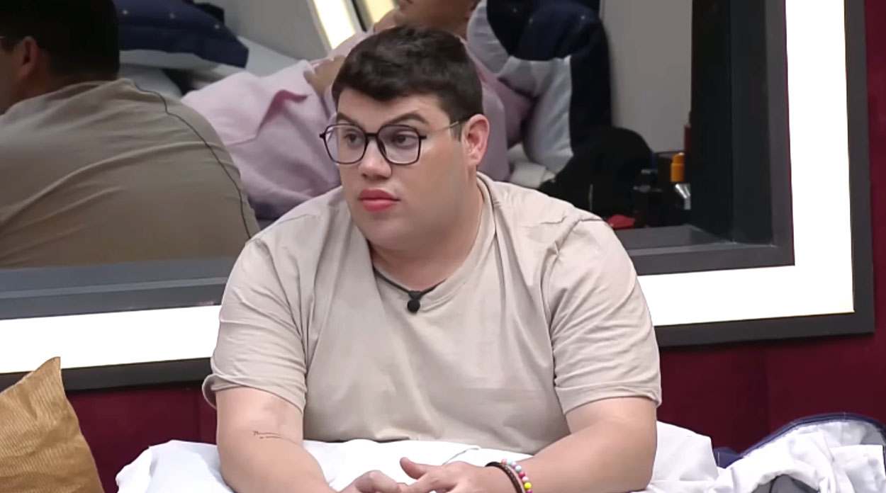 Erick Ricarte, participante de A Grande Conquista, vestindo camiseta bege e usando óculos de grau preto.