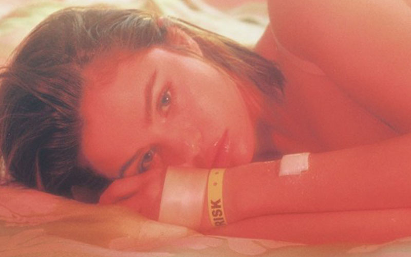 Foto de Selena Gomez, que pode ter tido seu sofrimento explorado por The Weeknd na série The Idol da HBO.