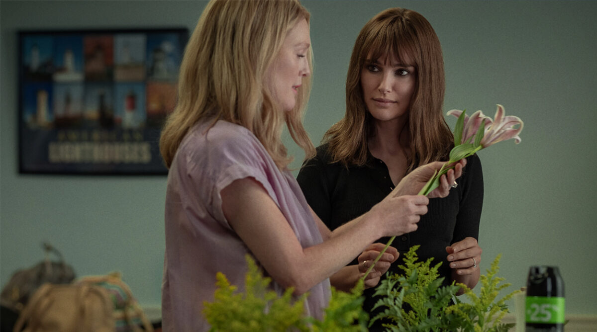 Natalie Portman com Julianne Moore em "May December"