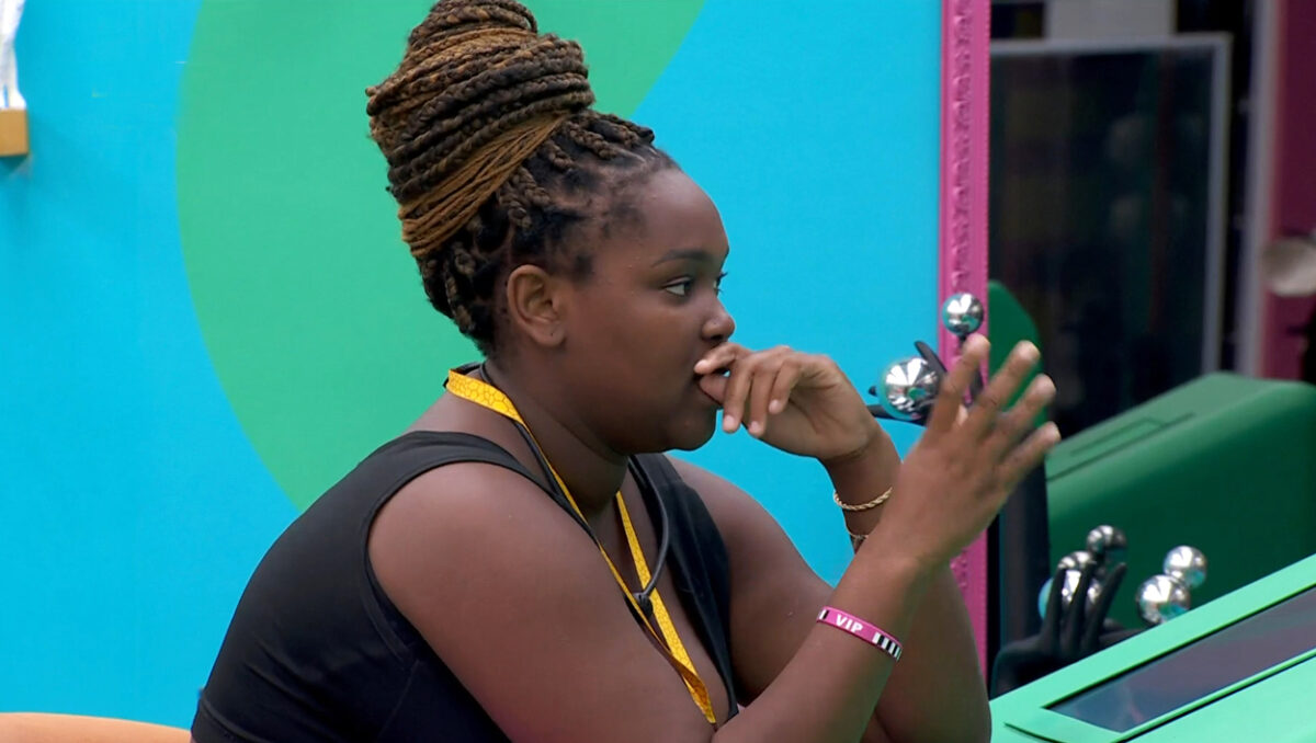 Raquele, participante do BBB 24, dentro do quarto líder revelando os participantes que ela colocará em sua mira.