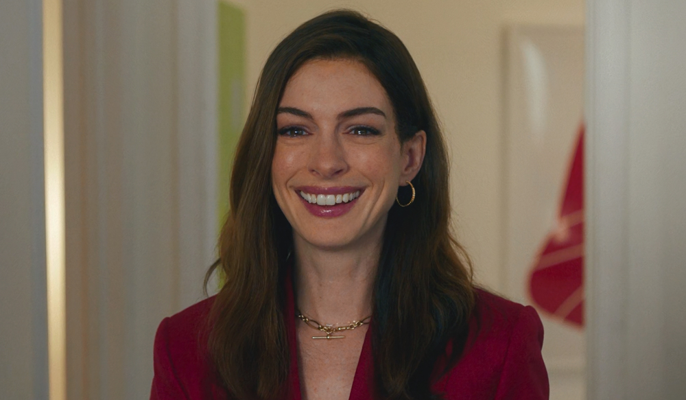 Anne Hathaway como Solène em "Uma Ideia de Você", filme que bateu recorde na Prime Video.