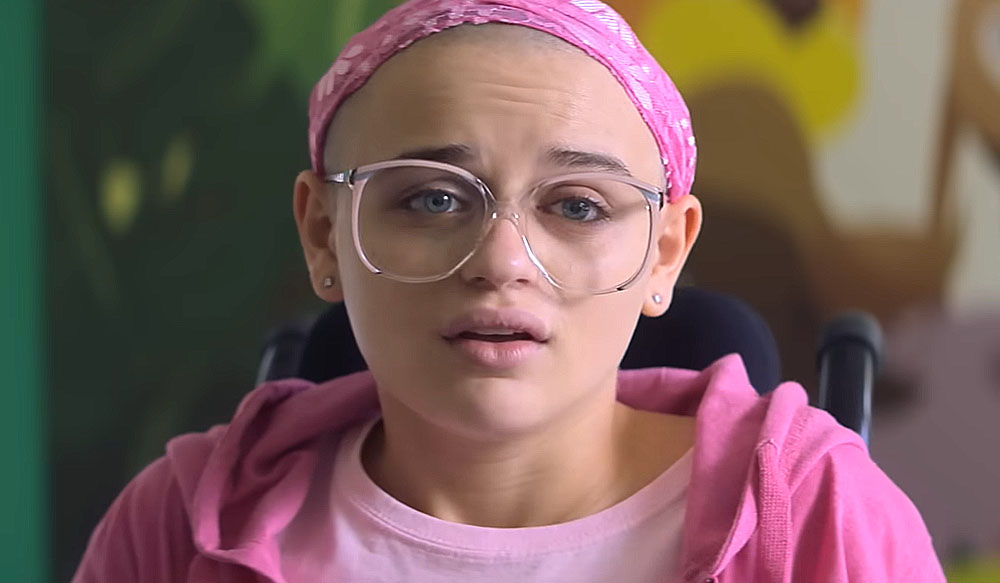 Cena da minissérie com Joey King,