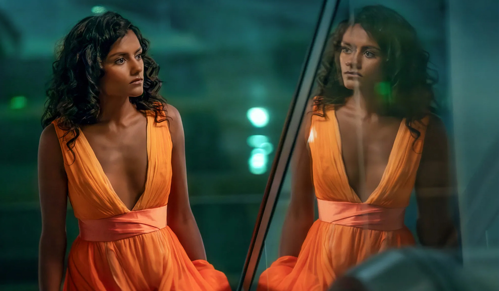 Simone Ashley em "This Tempting Madness"